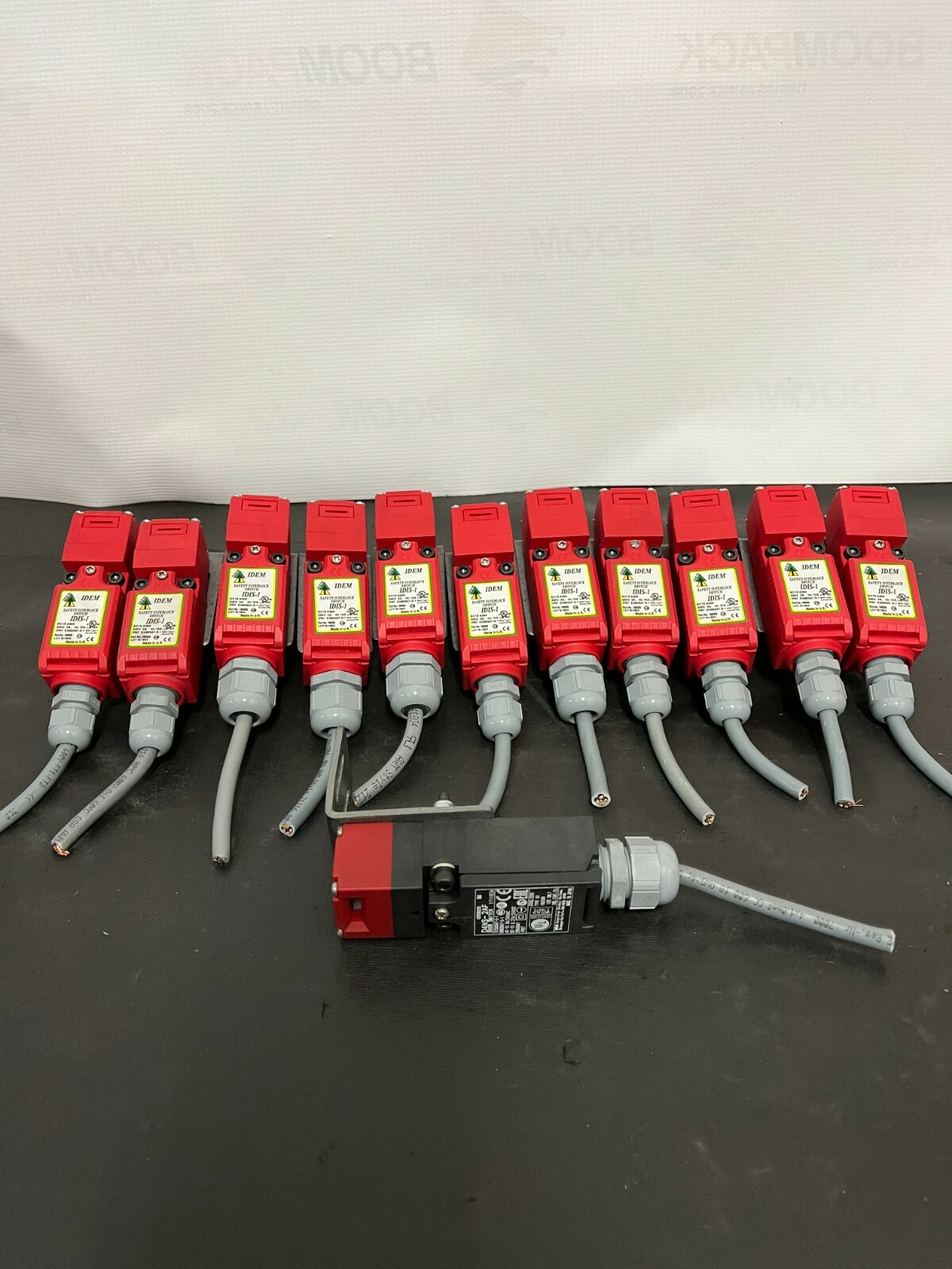 IDEM 190001 IDIS-1 Compact Safety Interlock switch ((IN4S3B2) lot of 12